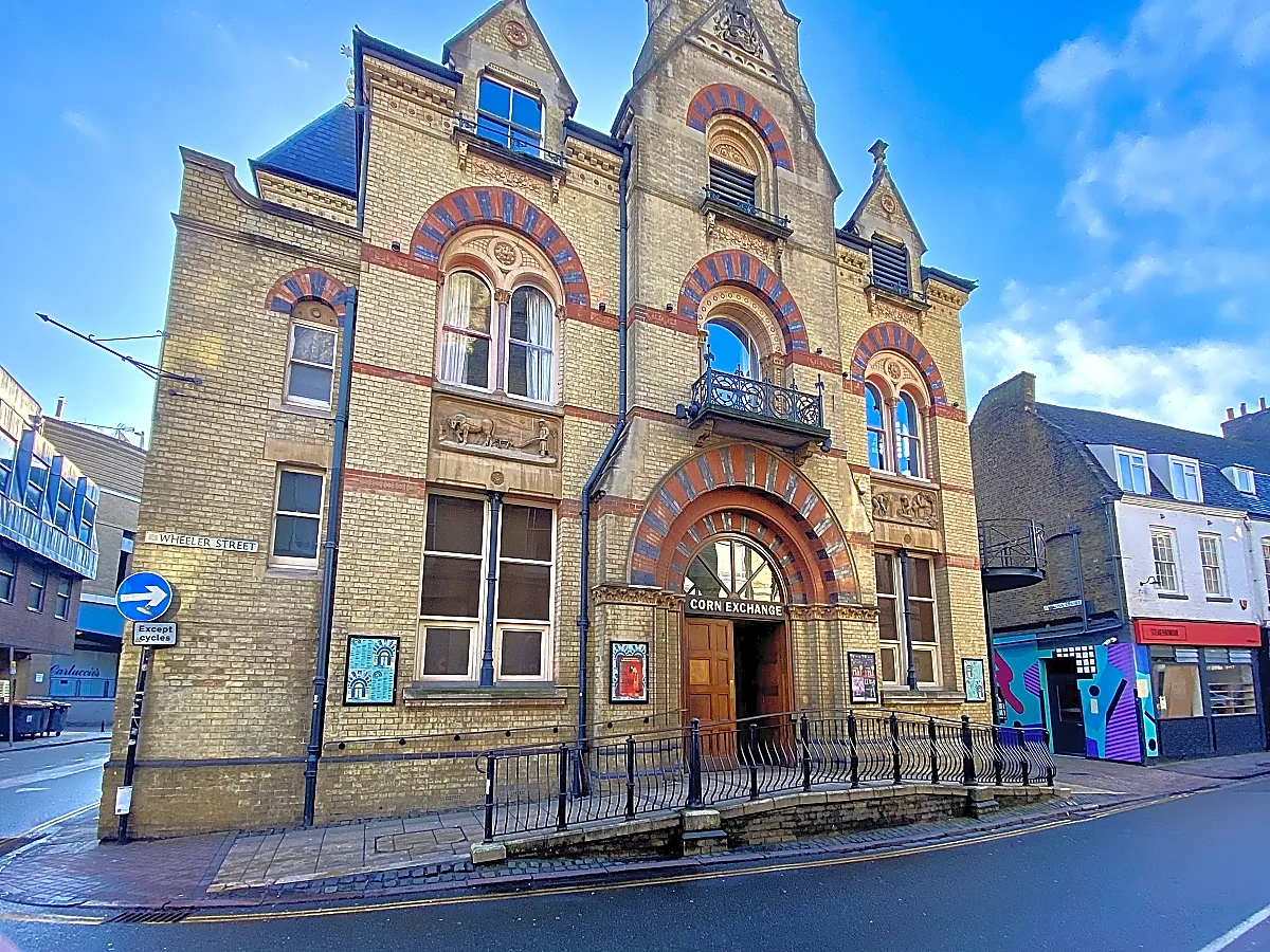 Cambridge Corn Exchange with modern architecture and welcoming entrance. The three closest hotels to the venue reviewed for the ideal stay.