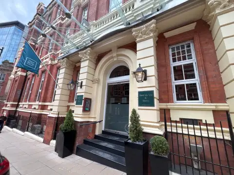 The Hotel du Vin does have steps at its main entrance, there is a more accessible entrance around the corner on Edmund Street. 