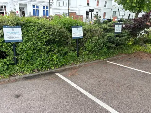 There are allocated parking spaces within the hotel grounds, but you must get yourself a voucher from the hotel reception to avoid any fees.