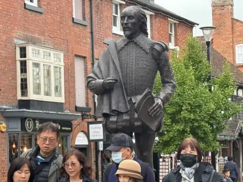 Shakespeare statue in Stratford town centre 