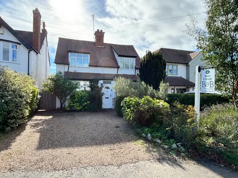 Moss Cottage B&B on the Evesham Road, Stratford-upon-Avon, viewed from the pavement approach