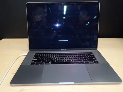(1) Apple MacBook Pro