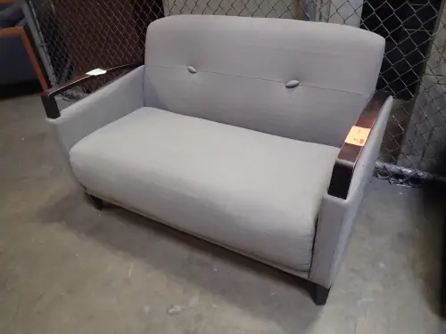 (1) Love Seat 