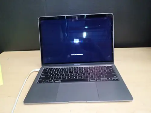(1) Apple MacBook Air