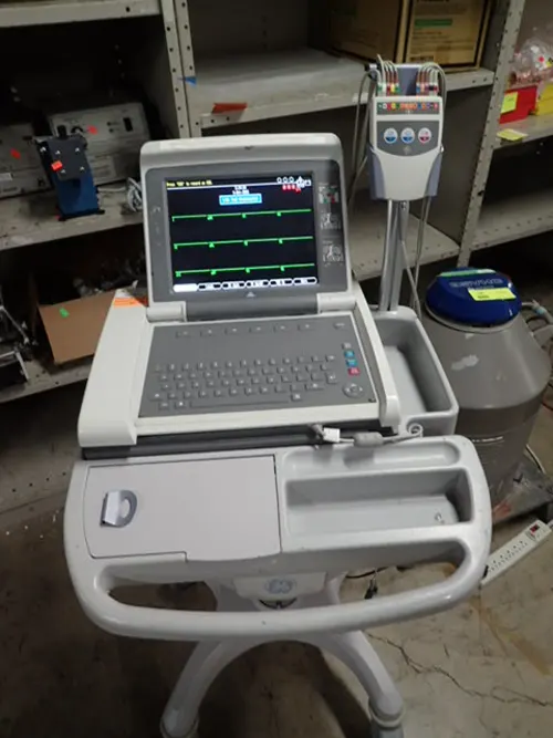 (1) GE MAC5500 EKG Machine