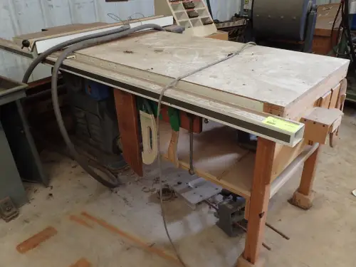 (1) Delta Unisaw Table Saw