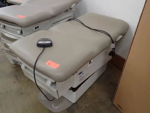 (1) Ritter By Midmark 222 Powered Exam Table