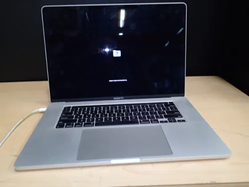 (1) Apple MacBook Pro