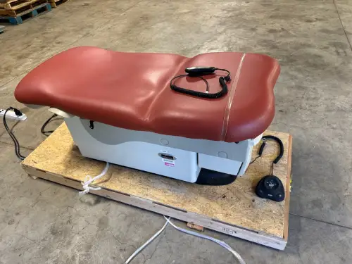 (1) Midmark 623-008 Exam Table