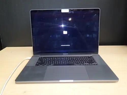 (1) Apple MacBook Pro