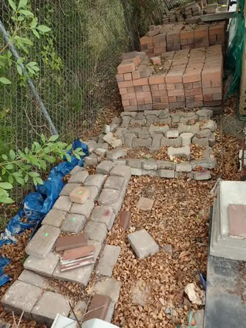 (5) Pallets (900) Assorted Paving Bricks