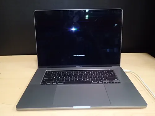 (1) Apple MacBook Pro