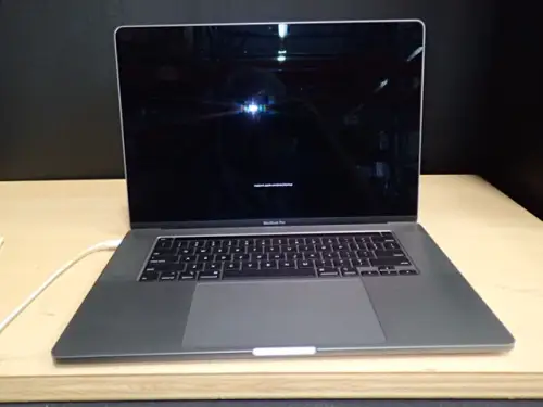 (1) Apple MacBook Pro