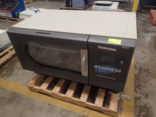 (1) New Brunswick Scientific Innova 44 Incubator Shaker