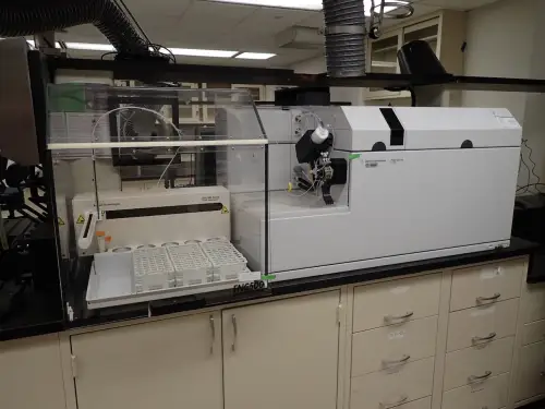 Assorted Lab Equipment (6th Floor West) 