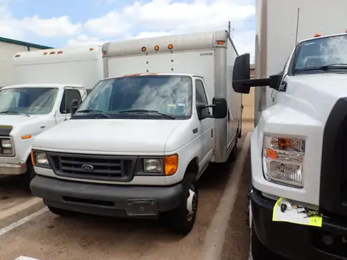 (1) 2004 Ford E350 Super Duty Box Truck