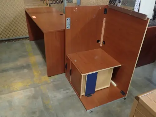 (1) L-Shaped Desk