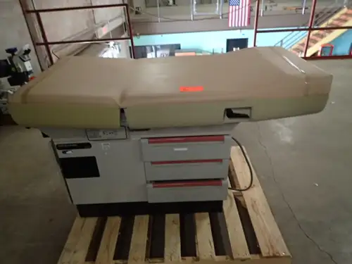 (1) Midmark 404 Exam Table