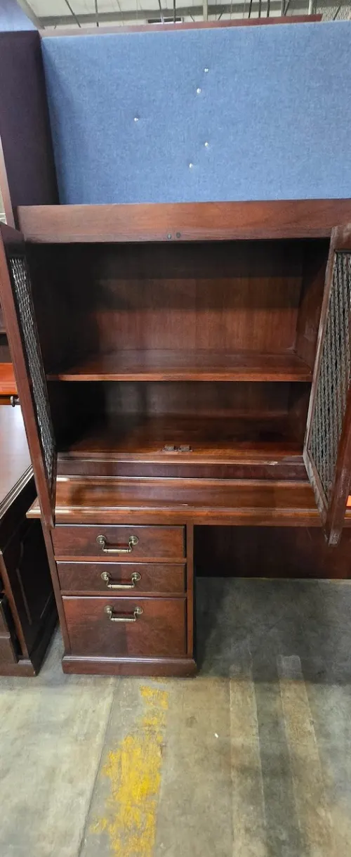 (1) Desk With Hutch