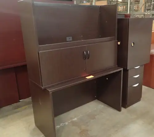 (1) L-Shaped Desk With Hutch