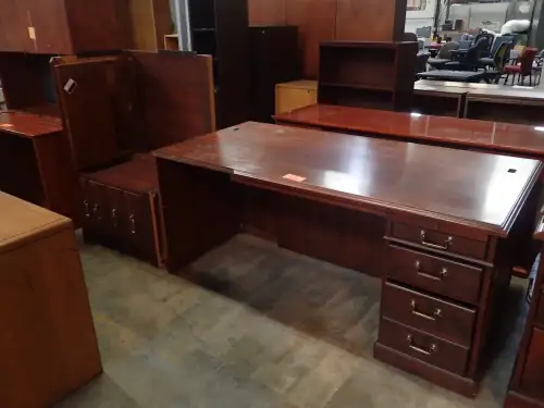 (1) L-Shaped Desk