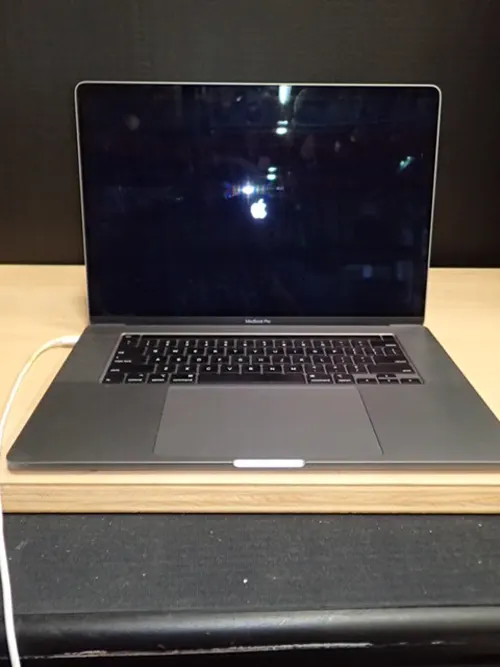 (1) Apple MacBook Pro