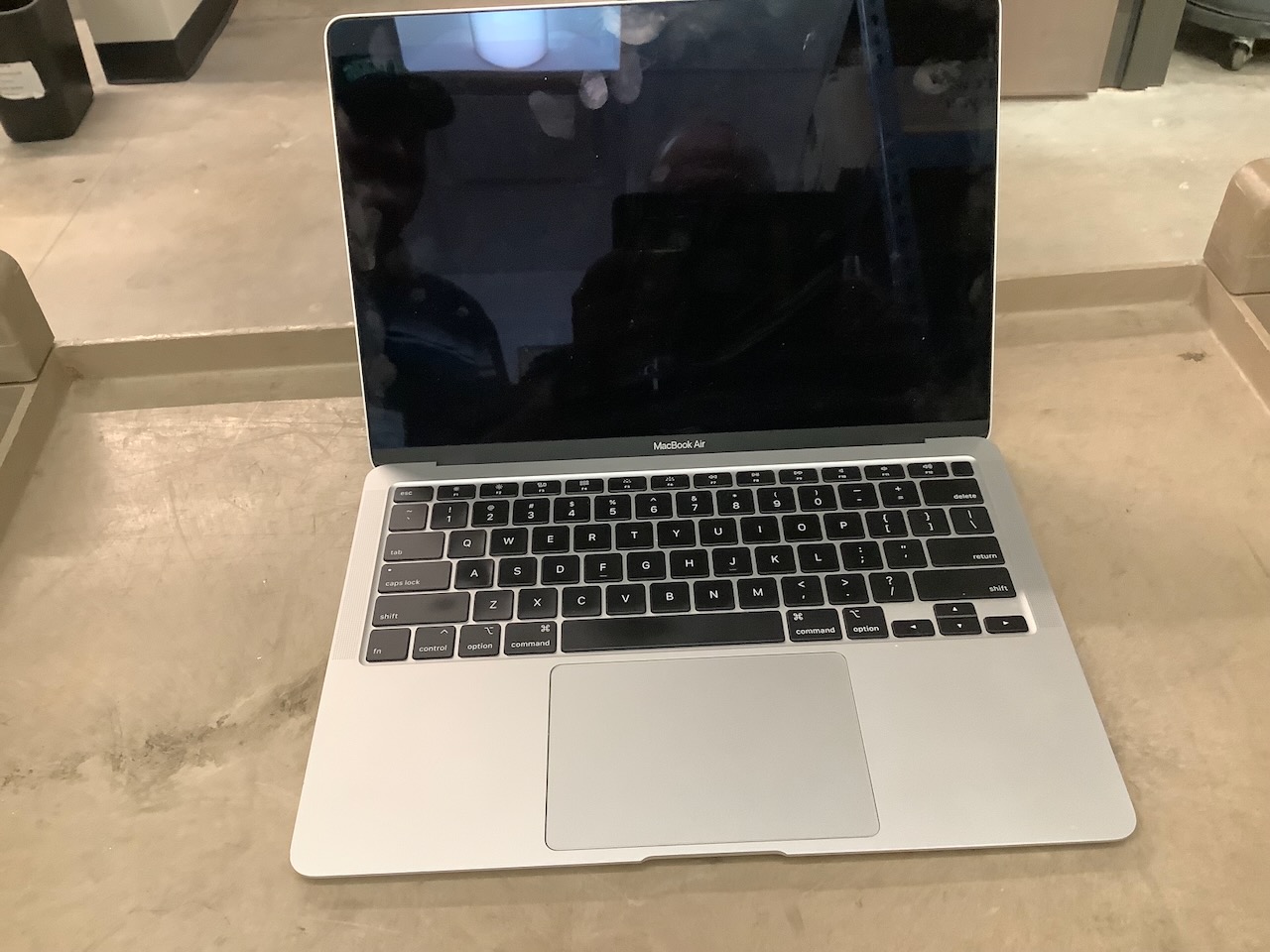 Apple air ブラック Amazon.com: Apple 2022 13