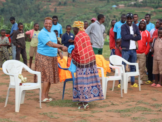 Distribution of t-shirts to winners of the question-and-answer session.