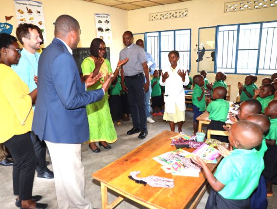 Guests visiting the 5-6 years classroom and singing with them.