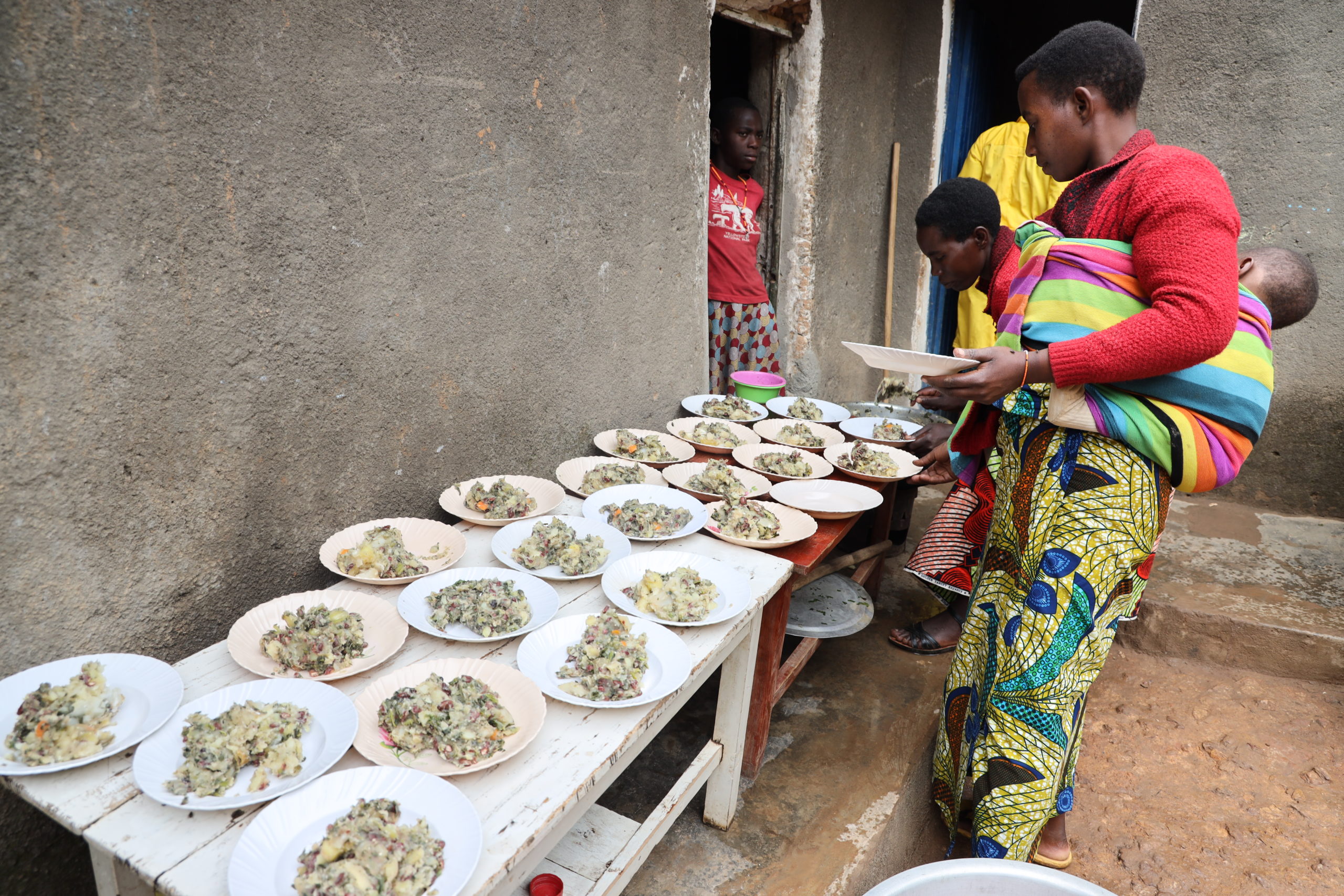 In HBECDs supported by the ECD Project, parents help caregivers prepare nutritious meals for children.
