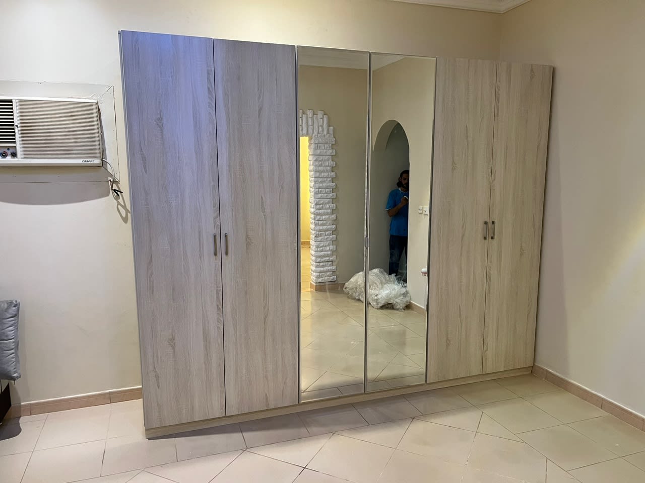 غرفة نوم كلاسيكي بخامة خشب لامع — تشكيلة غرف نوم متكاملة