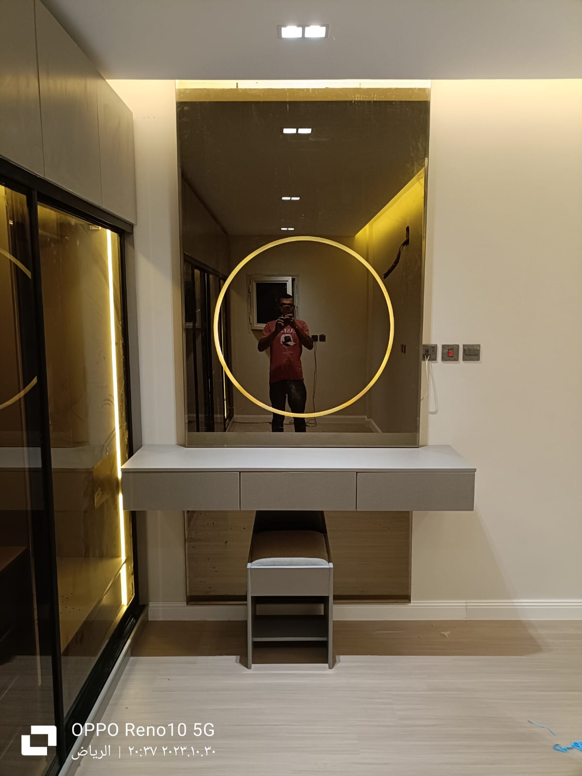 قطعة أثاث مفصلة بيج تصميم ملكي