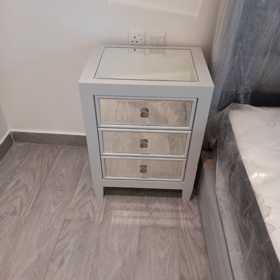 كومودينو بني غامق تصميم هادئ