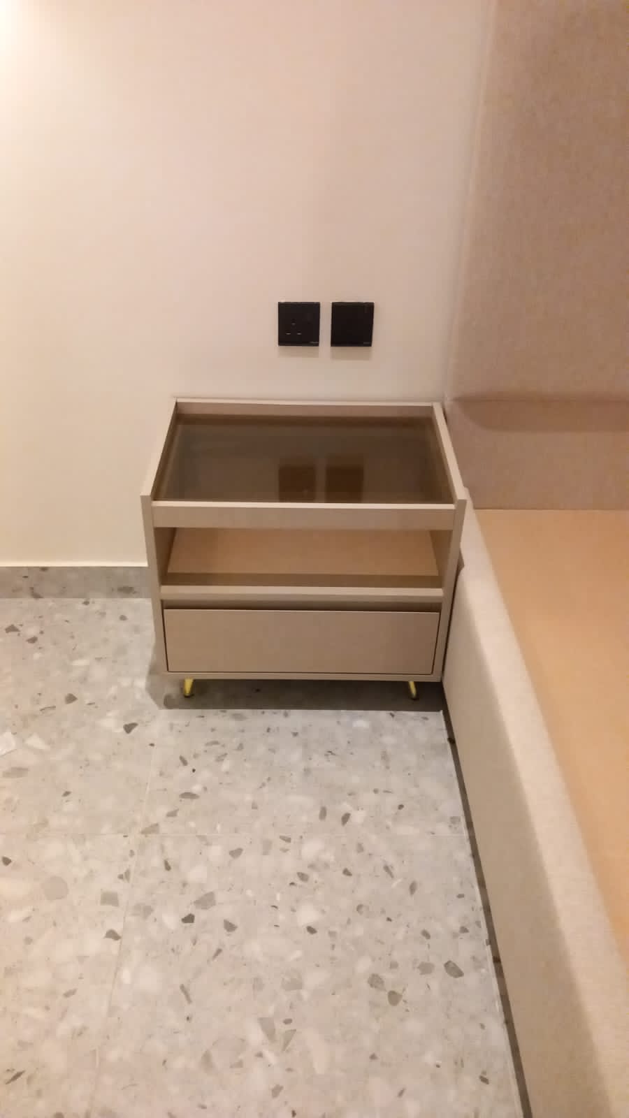 كومودينو راقي بخامة خشب رمادي