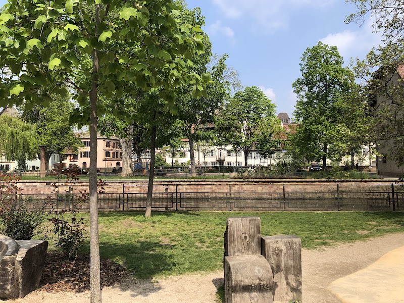 Square Suzanne-Lacore — photo