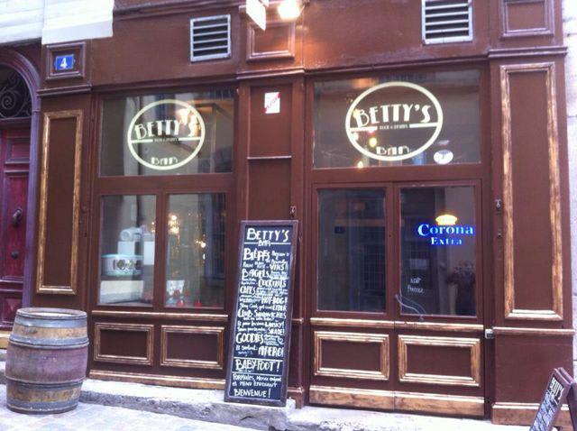 Betty's Bar — photo