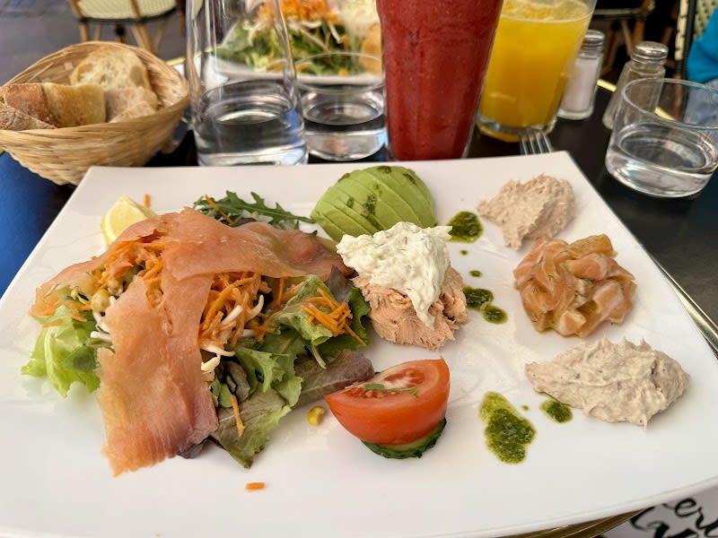 Flower's Café — photo