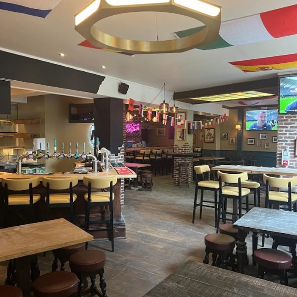 The Queen Elizabeth English Pub — photo