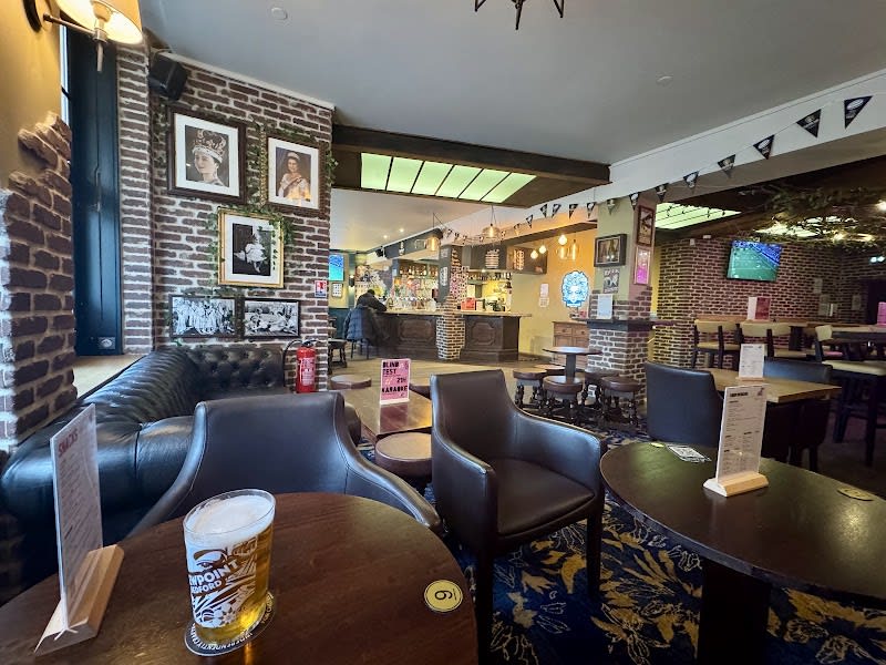 The Queen Elizabeth English Pub — photo