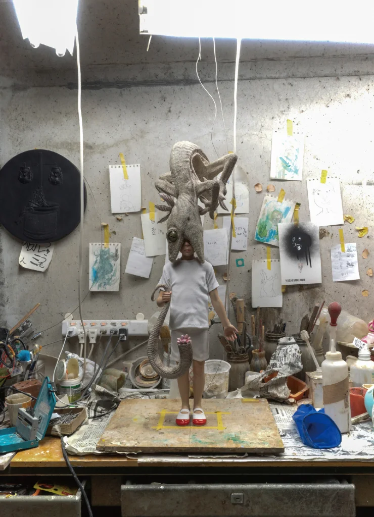 TEZUKAYAMA GALLERYにて、大阪を拠点に活動するアーティスト・大江慶之の個展 「ぐるぐる と フック」開催。鶏頭や爬虫類などのモチーフをコラージュ的に構成した立体や絵画など。