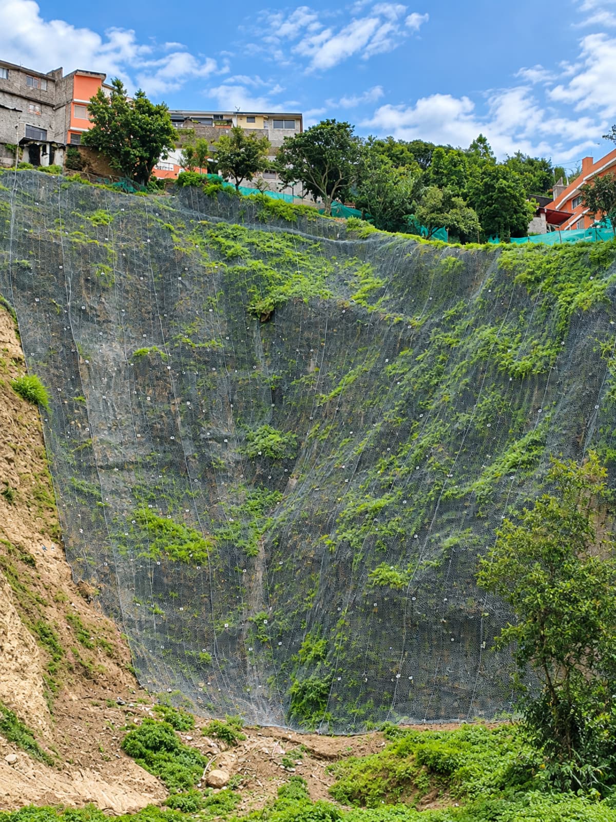 Estabilización de taludes mitigación riesgo Río Monjas Quito
