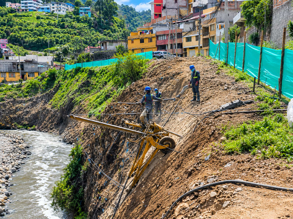 Anclajes y geomanto protección Río Machángara Quito