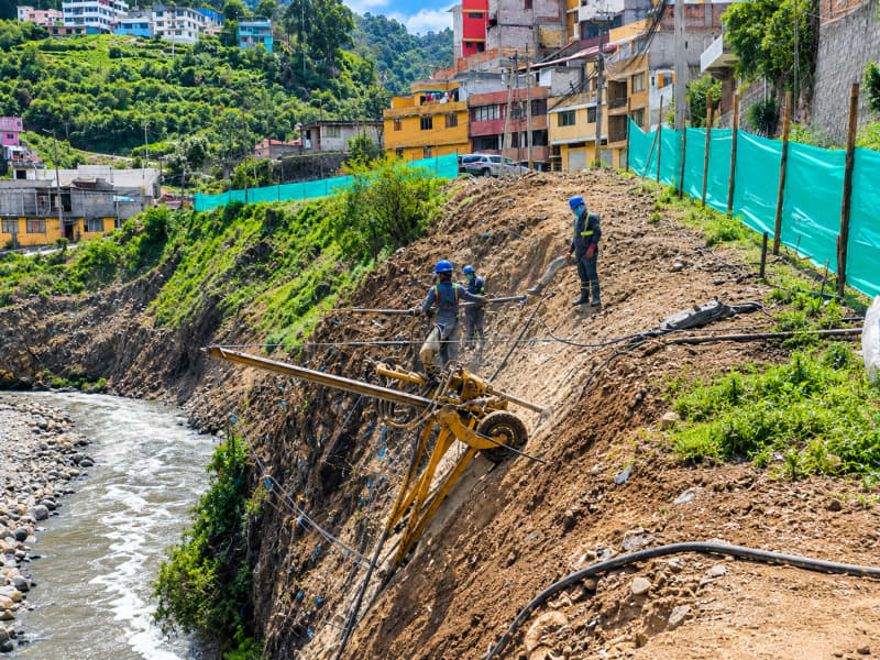 Anclajes y geomanto protección Río Machángara Quito