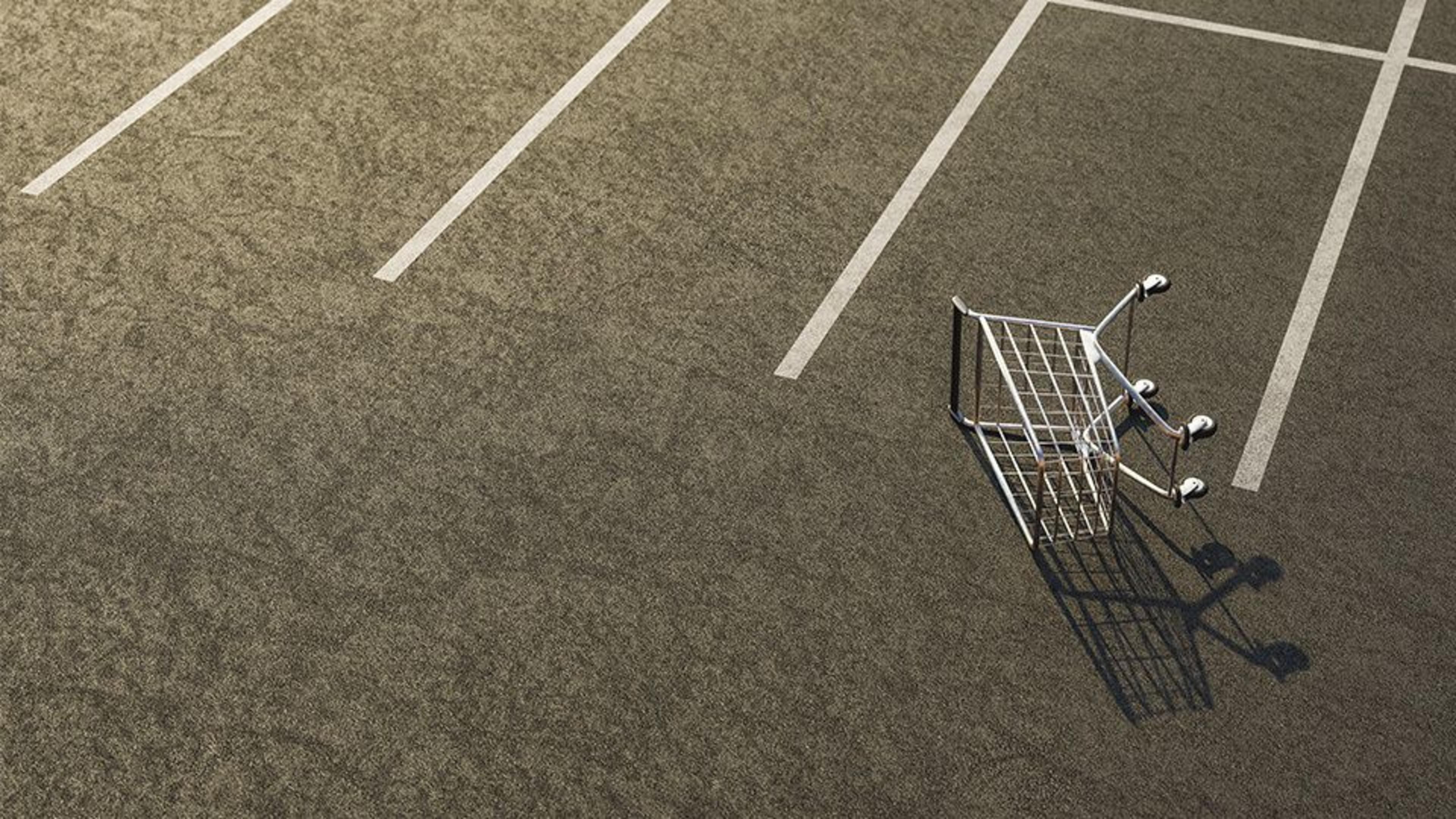 veltet handlevogn på parkeringsplass