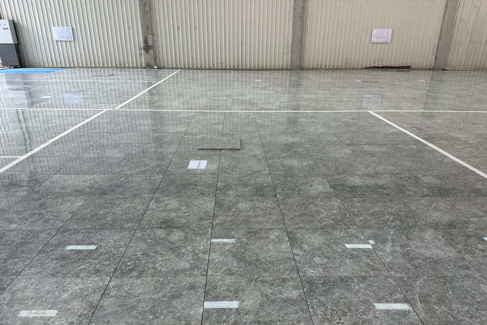 Close view of two slabs meeting on the warehouse floor, checking pattern flow across the joint