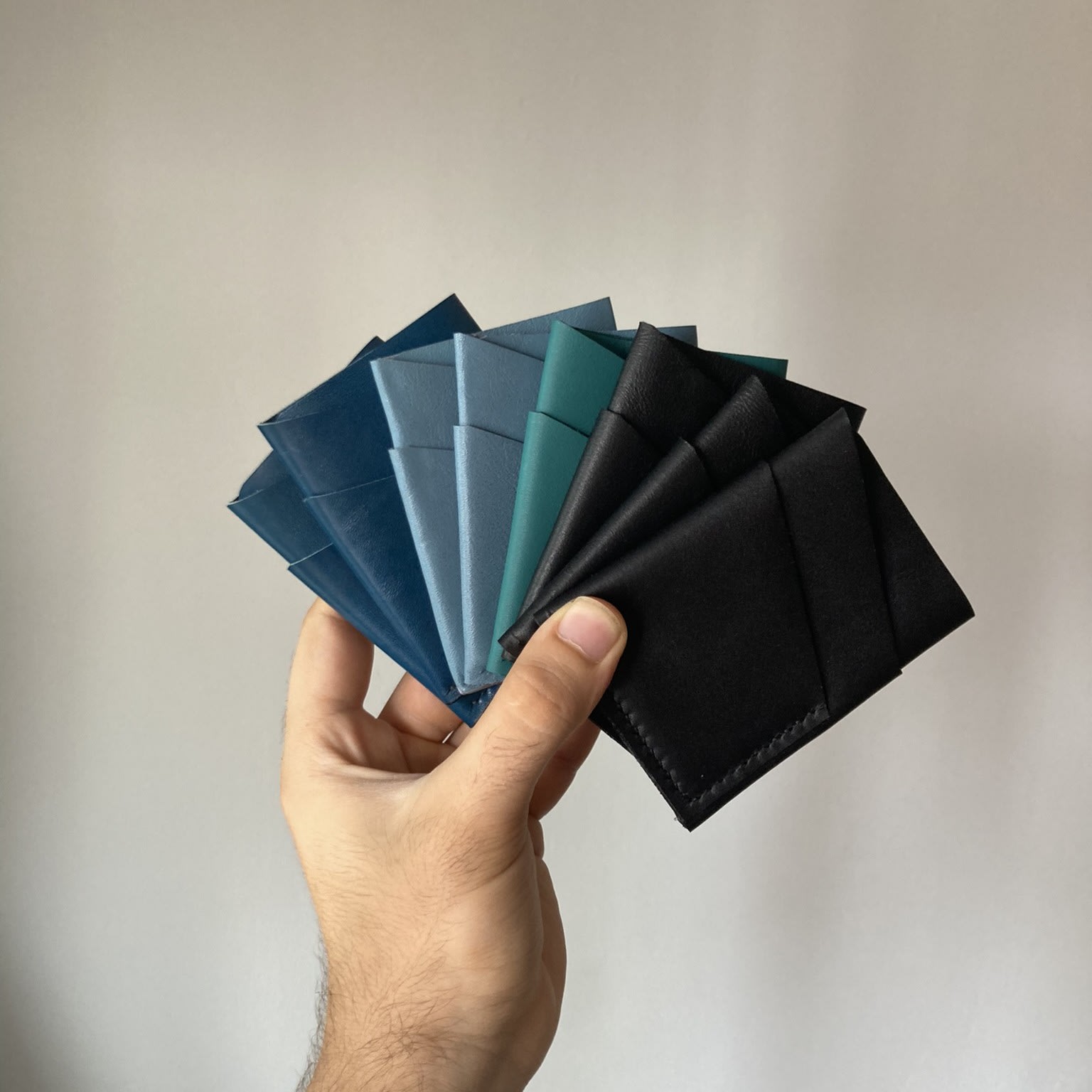 Slim card holder in natural leather