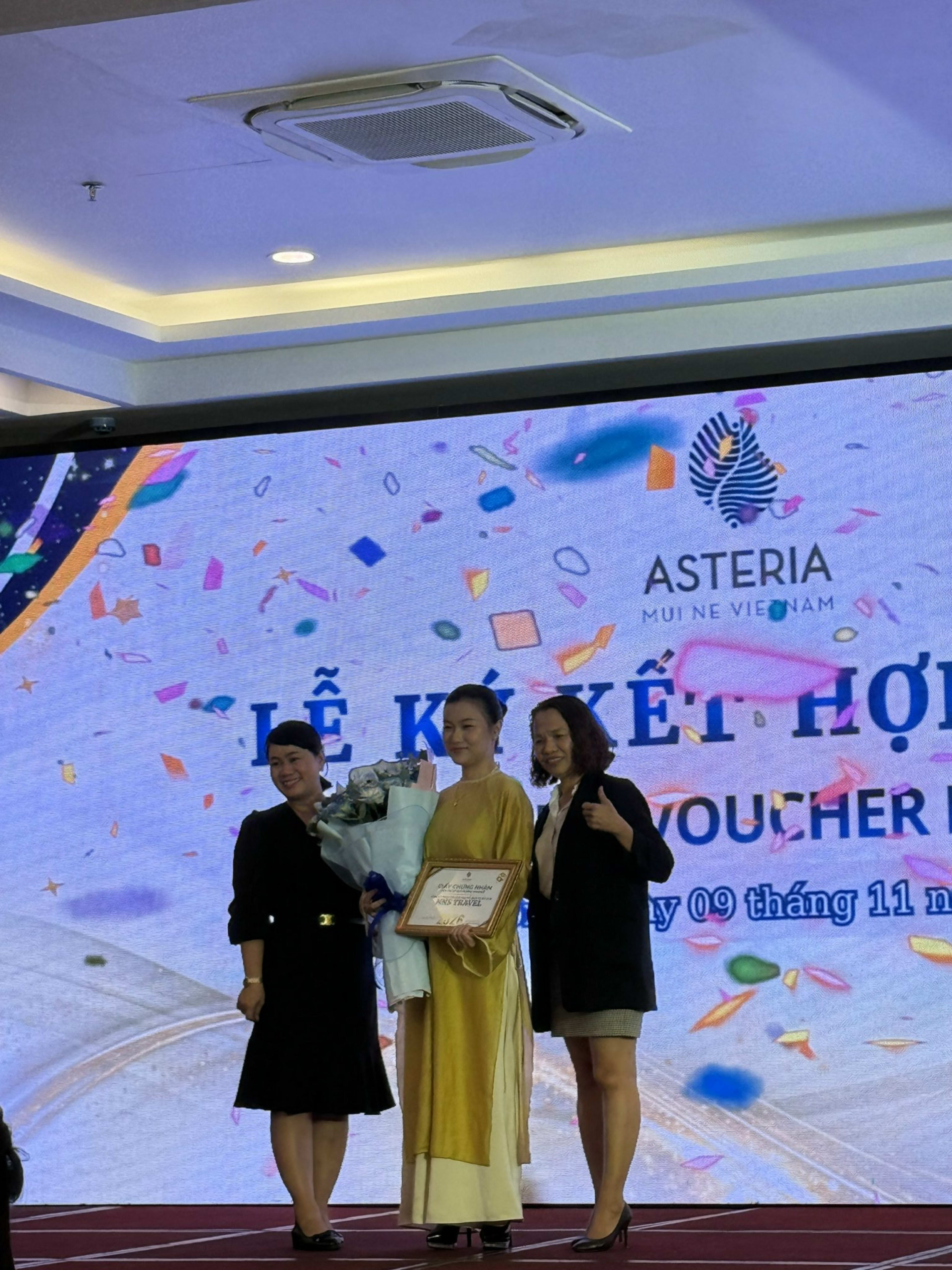 Đại diện NNS Travel nhận giấy chứng nhận và hoa tại lễ ký kết