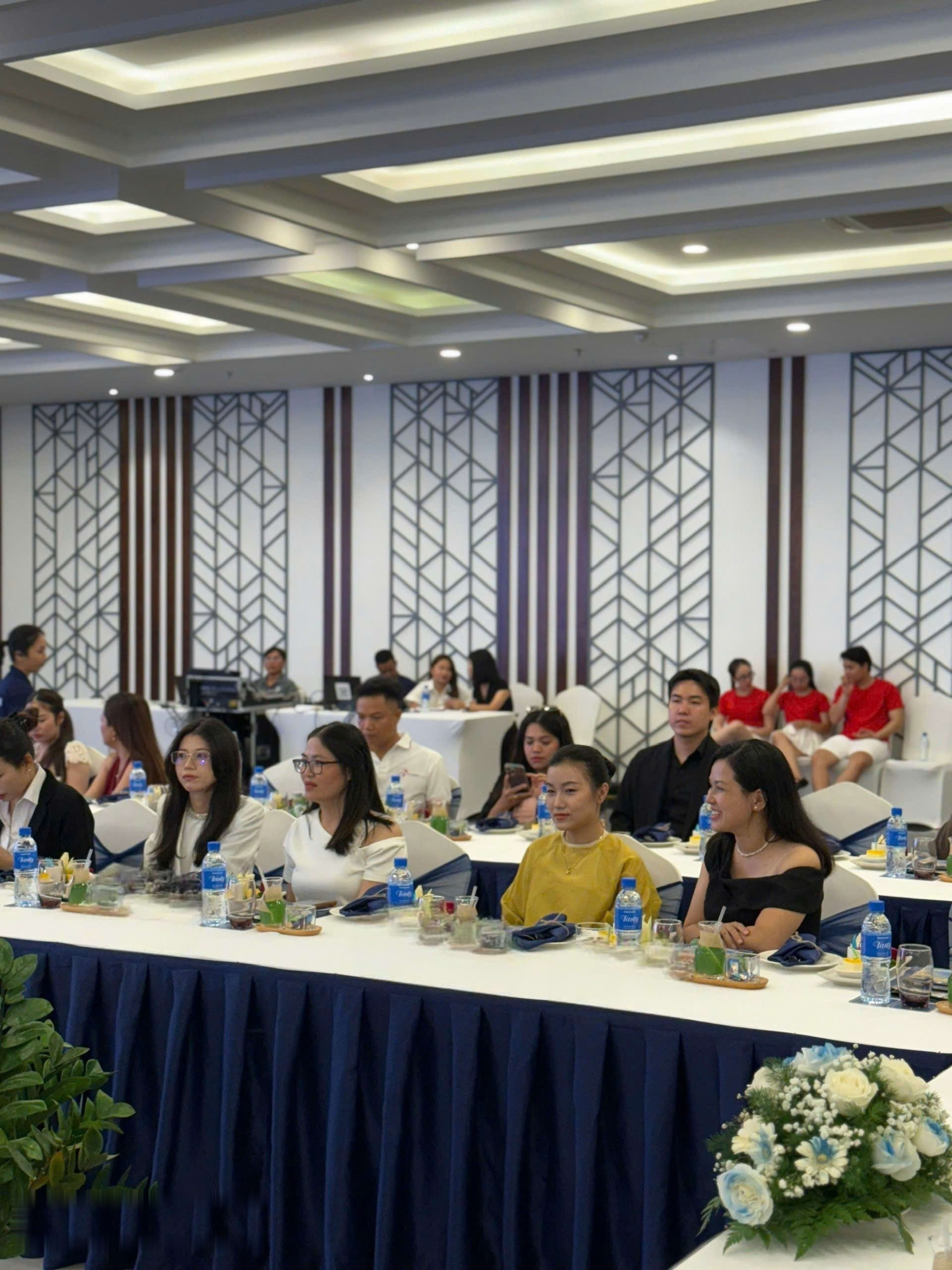 Toàn cảnh hội trường lễ ký kết với các đối tác tham dự