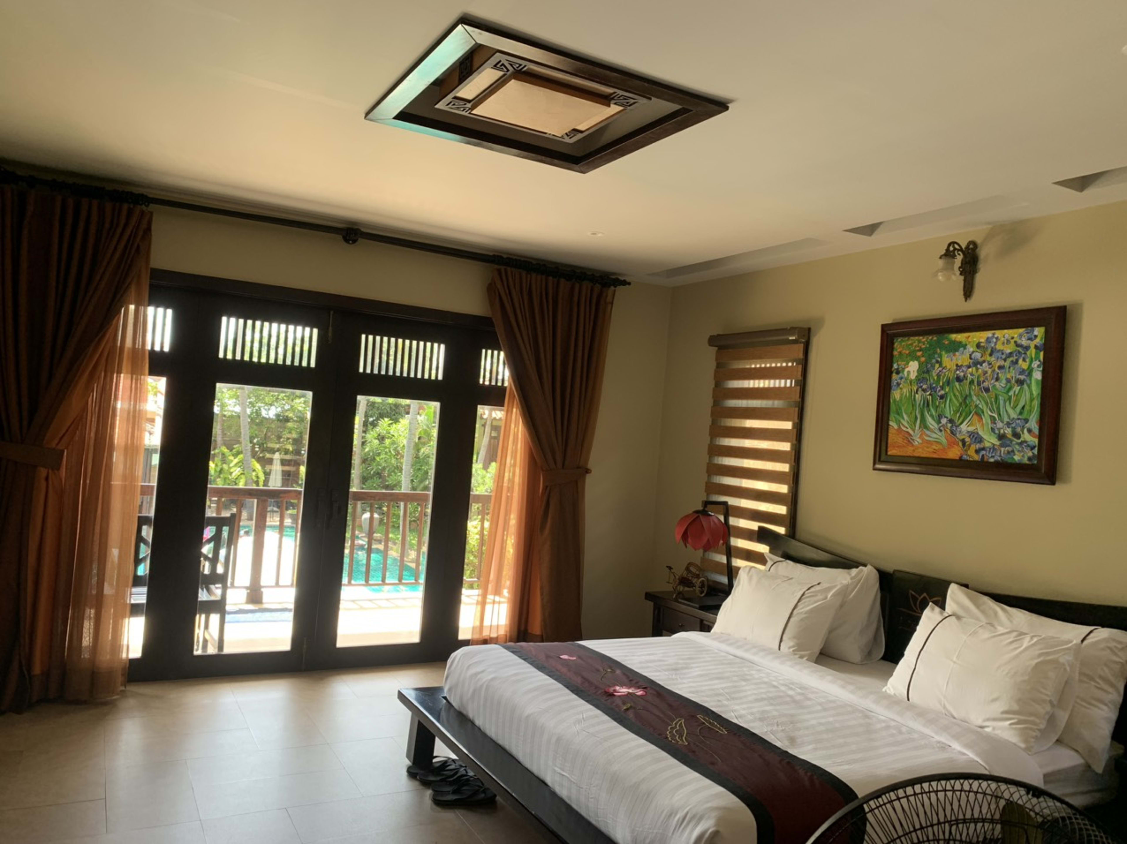 Deluxe Pool view-Hill side