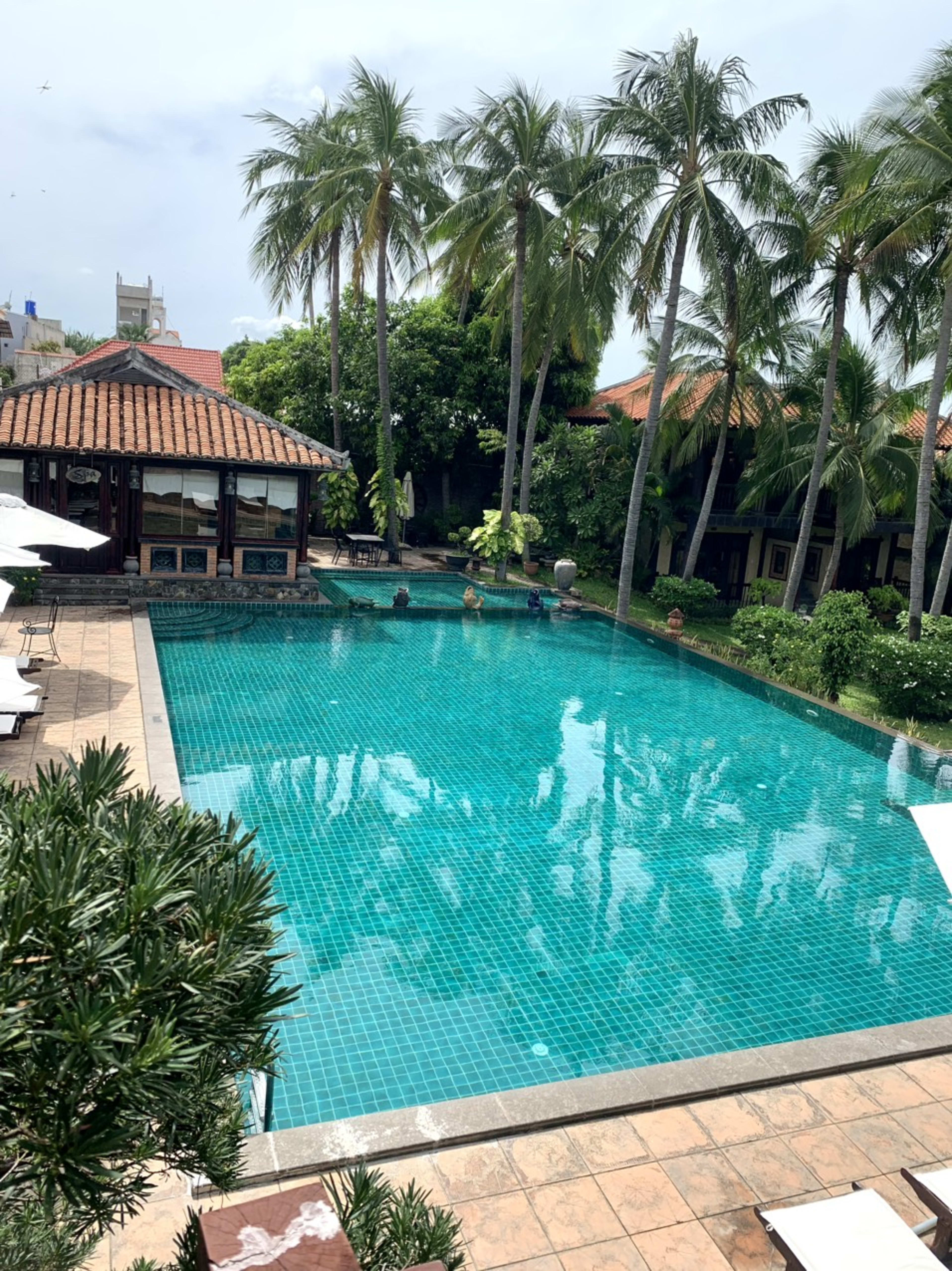Deluxe Pool view-Hill side